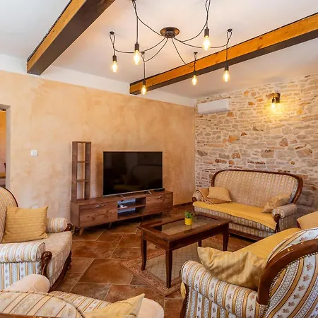 Holiday home Stunning In With Kitchen Liznjan