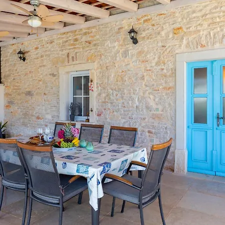 Holiday home Stunning In With Kitchen Liznjan