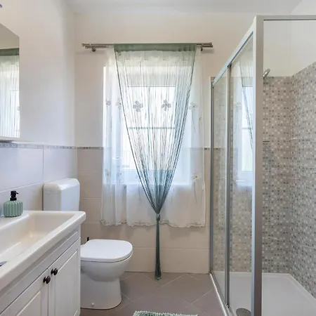 Stunning In With Kitchen Holiday home *