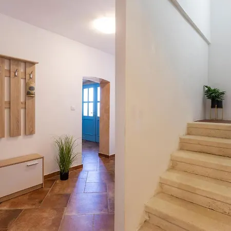 Stunning In With Kitchen Ližnjan