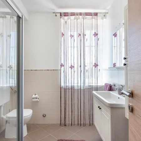 Stunning In With Kitchen Ližnjan