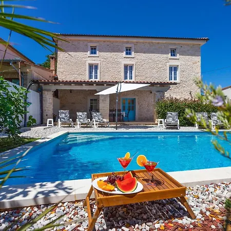 Stunning In With Kitchen Holiday home