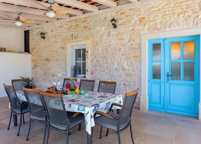Vakantiehuis Stunning In With Kitchen Ližnjan