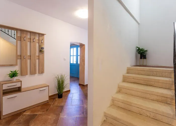 Stunning In With Kitchen Ližnjan