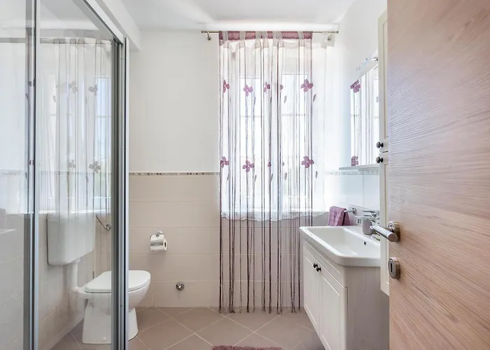 Stunning In With Kitchen Ližnjan