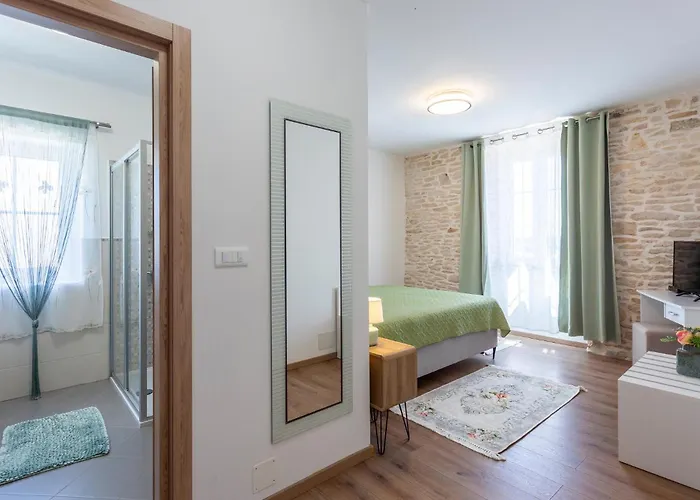 Stunning In With Kitchen 펜션 Ližnjan