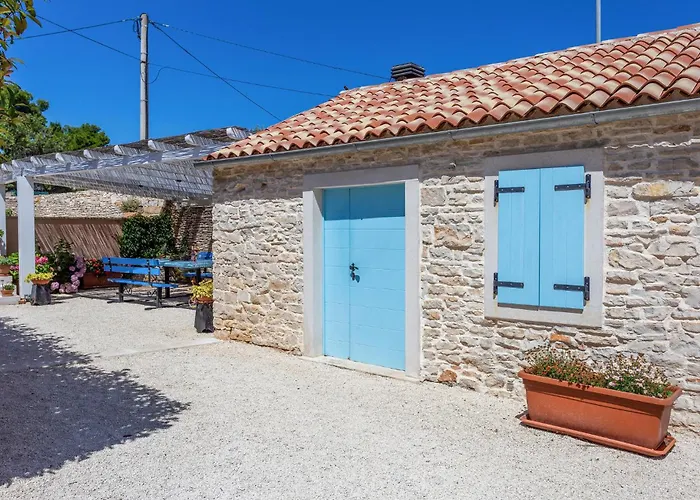 Stunning In With Kitchen 펜션 Ližnjan